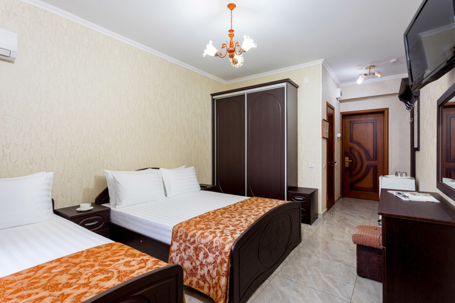 Сократис, Гостиница