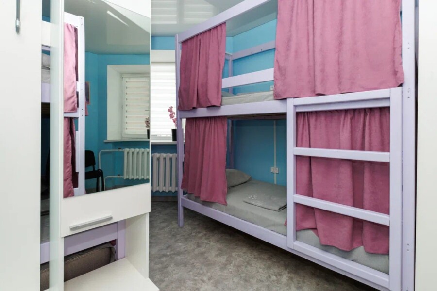 Женский 6-ти местный номер. Верхнее - 3 места в НАШ хостел